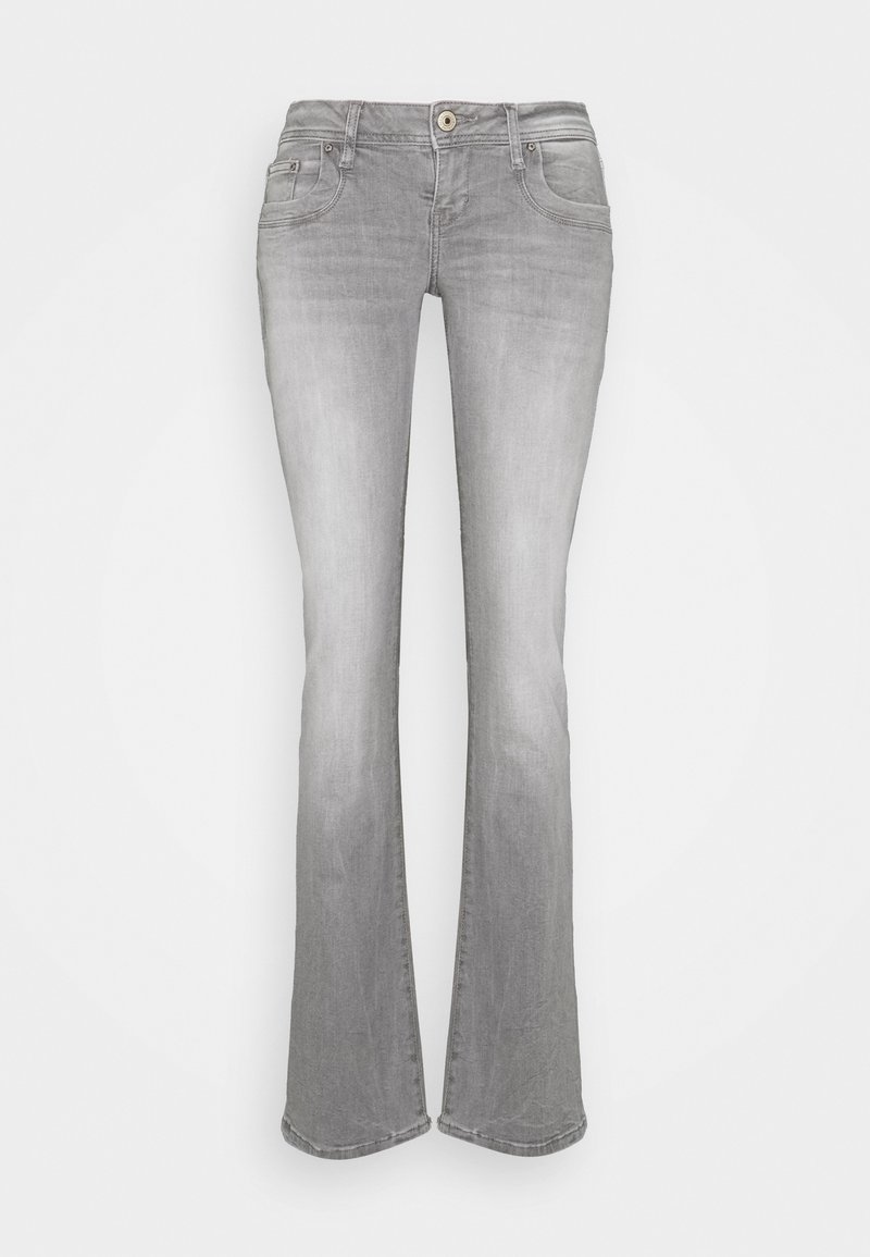 Jeans évasés gris en denim, présentant un effet délavé, cinq poches, une fermeture par bouton et fermeture éclair, ainsi que des détails de coutures.