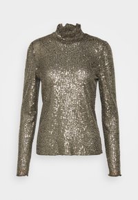 Haut en turtleneck à manches longues en métal avec une surface texturée ornée de petites paillettes, reflétant la lumière dans des nuances d'or et d'argent.