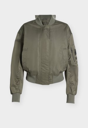 Μπουφάν bomber λαδί με ριμπ μανσέτες, τελείωμα και γιακά, δύο πλαϊνές τσέπες και τσέπη με φερμουάρ και patch στο αριστερό μανίκι.