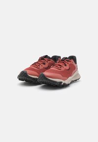 Rode sportieve schoenen met een gestructureerde bovenkant, zwarte accenten en een contrasterende witte tussenzool. Voorzien van een robuuste zwarte buitenzool voor grip.