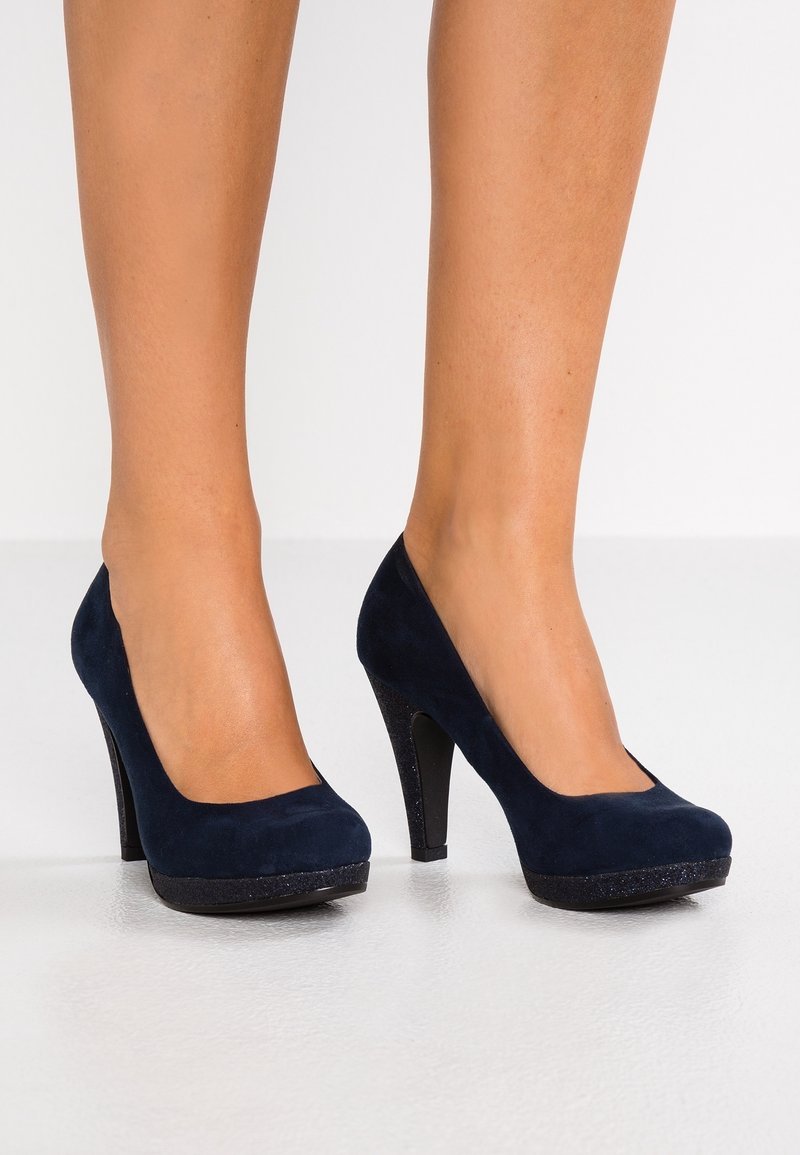 Chaussures à talons hauts en daim bleu marine avec un bout rond et une plateforme noire scintillante. Les talons mesurent environ 10 cm de haut.