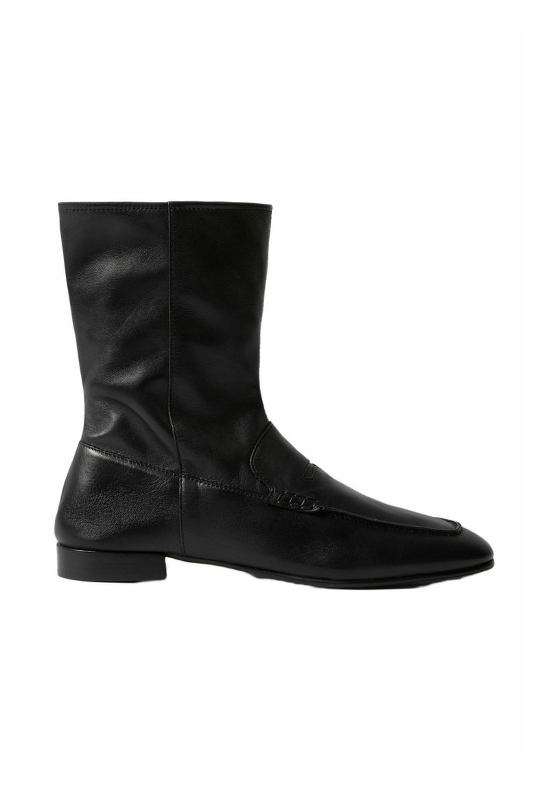 Botas de cuero negro hasta el tobillo con punta afilada, acabado liso, detalles de costura en el lateral y un tacón bajo y cuadrado.