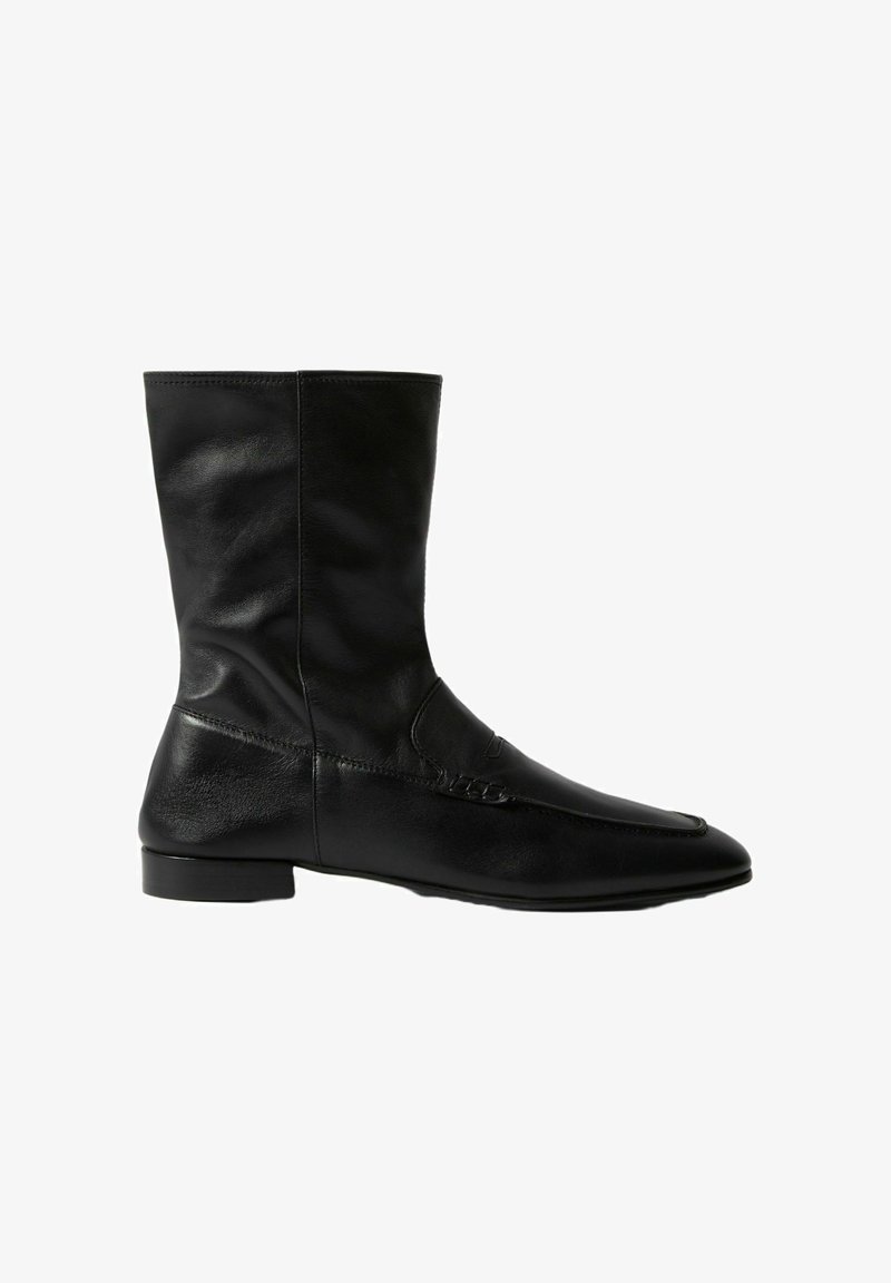 Botas de cuero negro hasta el tobillo con punta afilada, acabado liso, detalles de costura en el lateral y un tacón bajo y cuadrado.