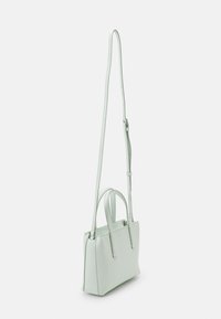 Borsa a tracolla verde in pelle sintetica con due manici corti e una tracolla lunga regolabile. Texture liscia, forma rettangolare, design minimalista.