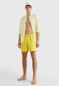 Tommy Hilfiger MEDIUM DRAWSTRING  - Shorts da mare - vivid yellow