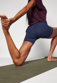 Athleta SALUTATION STASH SHORT - Tights - navy