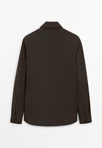 Camicia marrone scuro a maniche lunghe con polsini abbottonati, colletto classico, mostrata di spalle su sfondo bianco semplice.