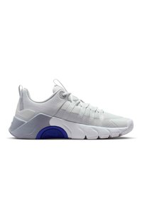 Άσπρο αθλητικό sneaker με διχτυωτό επάνω μέρος, χοντρή σόλα, θηλύκια τράβηγματος και μπλε λεπτομέρεια κοντά στην καμάρα, εμφανιζόμενο σε δεξιά πλευρική όψη.