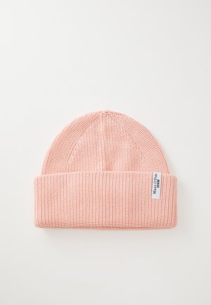 Lichtroze gebreide beanie met opgerolde rand en een wit rechthoekig label met de tekst "Marc O'Polo DENIM" op een witte achtergrond.