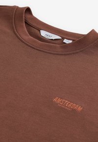 Next Nyomott mintás póló - rust red