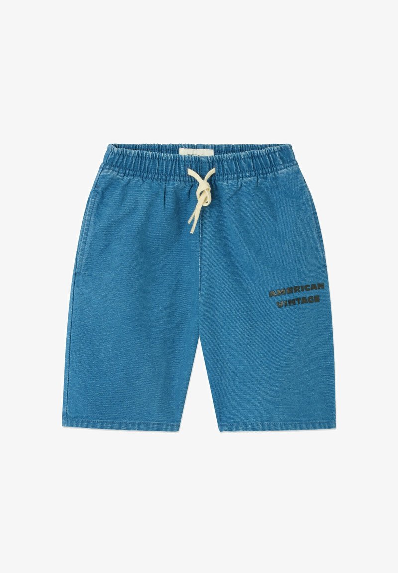 Short en jean bleu avec taille élastique et cordon blanc. Présente l'inscription "AMERICAN VINTAGE" imprimée en noir sur la jambe gauche.