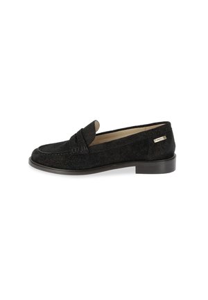 Mocassini in suede nero con punta rotonda e tacco basso. Presentano un vamp cucito e un accento metallico sul lato. Superficie testurizzata.