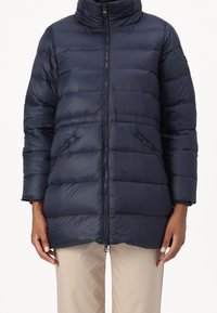 Námořnická puffer bunda s vysokým límcem, horizontálním prošíváním, předním zipem a bočními kapsami. Hladká, lesklá textura.