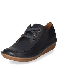 Zapato de cuero negro con puntera redonda, suela marrón contrastante, cordones grises y ojetes de metal. Diseño simple con detalles de costura visibles.
