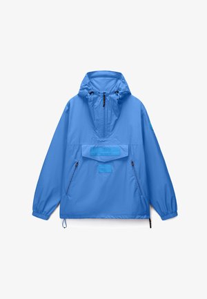 Veste coupe-vent bleu clair avec capuche, demi-fermeture éclair frontale, poche centrale à rabat, deux poches latérales zippées et poignets élastiques.