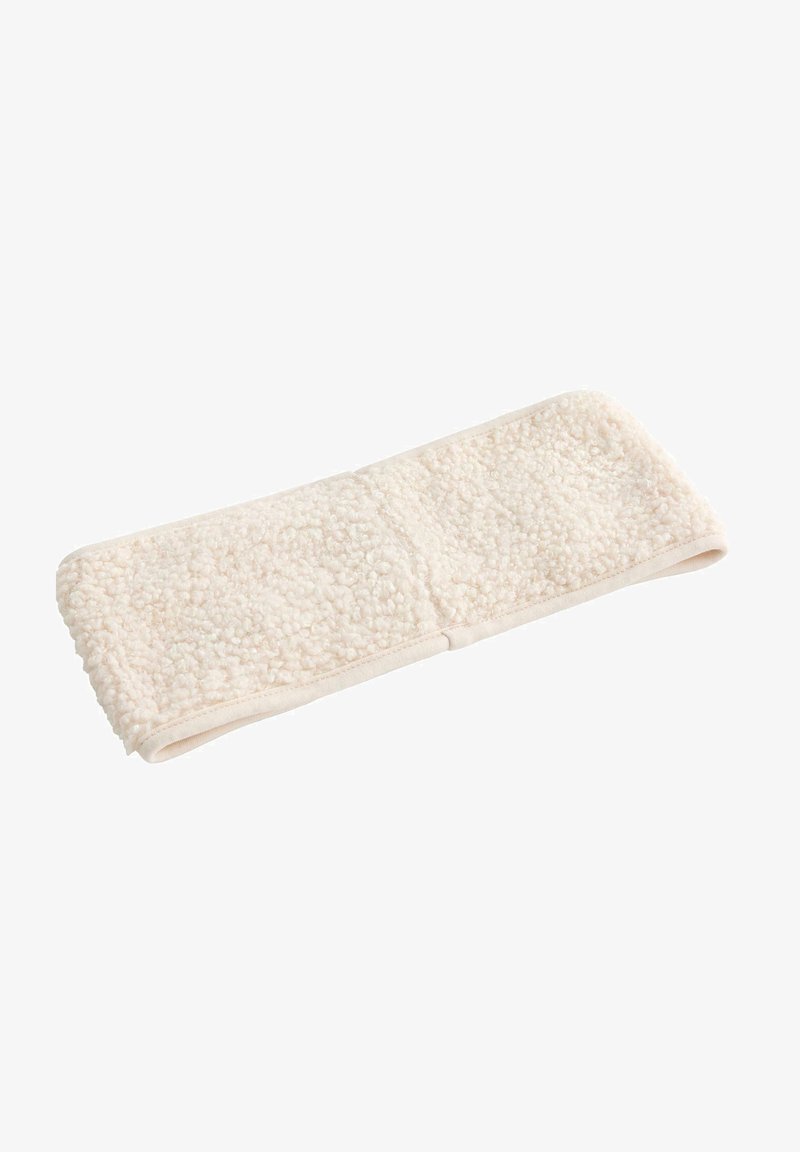 Cappello elastico di colore crema morbido con una consistenza soffice, caratterizzato da una fascia larga e bordi cuciti. Il design privilegia comfort e calore.