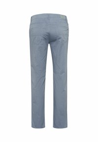 Pantalon bleu clair à jambe droite vu de dos avec deux poches arrière et passants de ceinture sur fond blanc.