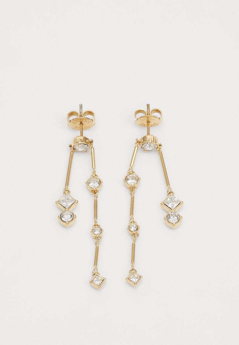 Ohrringe in Goldton mit hängenden Designs, die klare Edelsteine in verschiedenen Formen, einschließlich rund und diamantförmig, zeigen. Mit strukturierten Akzenten versehen.