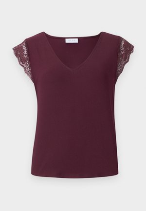 Burgundi V-kaelusega pluus lühikeste, pitsist äärega varrukatega. Sile, kerge kangas, millel on mugav lõige ja ei ole nähtavat riietust.