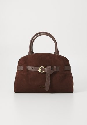 Borsa in suede marrone con una forma strutturata, manici in pelle, accessori in oro e una cintura in pelle annodata come accent. Logo del marchio visibile nella parte inferiore.