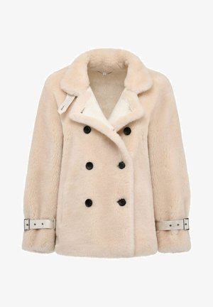 Beżowa kurtka z sztucznego futra z podwójnymi czarnymi guzikami, dużym kołnierzem i mankietami zapinanymi na pasek. Miękka faktura i elegancki design są szczególnie zauważalne.