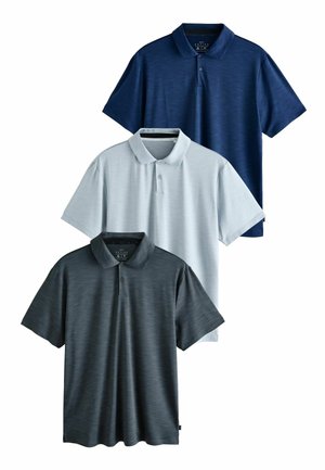 Tres camisetas polo de manga corta en azul marino, gris claro y gris oscuro. Cada una cuenta con un cuello estándar y una tela texturizada y jaspeada.