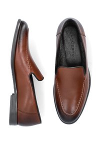 Brązowe skórzane półbuty wsuwane o gładkim wykończeniu, z zaokrąglonym noskiem i subtelnymi detalami przeszyć, z czarną gumową podeszwą.