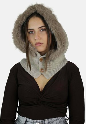 Kominiarka z fałszywego futra w jasnobeżowym kolorze, z prążkowanym wzorem dzianiny, dwoma brązowymi guzikami oraz przytulnym, fakturowanym wyglądem.