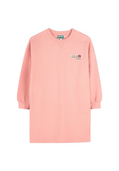Robe en sweatshirt rose avec col en V, manches longues et poches avant. Présente le logo 'KENZO PARIS' en blanc et rouge sur la poitrine. Texture douce.