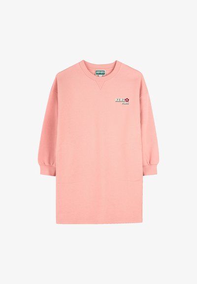 Robe en sweatshirt rose avec col en V, manches longues et poches avant. Présente le logo 'KENZO PARIS' en blanc et rouge sur la poitrine. Texture douce.