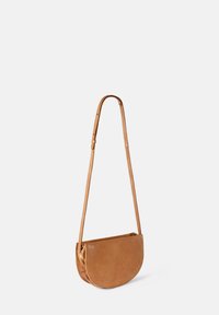 Braune Leder-Crossbody-Tasche, halbmondförmig, verstellbarer Riemen, glatte Textur, minimalistisches Design, keine sichtbaren Beschläge, lässig und funktional.