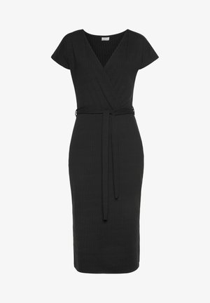 Czarna prążkowana sukienka kopertowa z krótkimi rękawami, dekoltem w serek oraz materiałowym paskiem w talii. Projekt o długości do połowy łydki z dopasowanym fasonem.