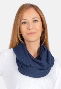 Navyblauer Infinity-Schal aus leichtem, strukturiertem Stoff, mit einem weichen Fall und einem durchgehenden Loop-Design.