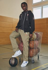 Nike Performance NBA CHICAGO BULLS FULL ZIP HOODY - Klubu apģērbs - black/pale ivory/red stardust