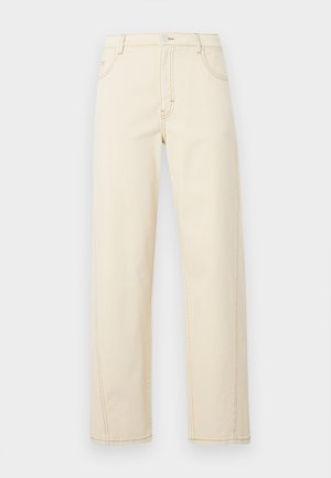 Jean crème taille haute à jambes droites avec coutures visibles, bouton frontal, fermeture éclair, et design à cinq poches sur un fond uni.