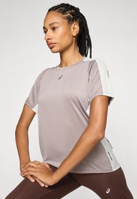 ASICS FUJITRAIL ELITE TOP - T-shirt de sport - rainstorm grey/cream