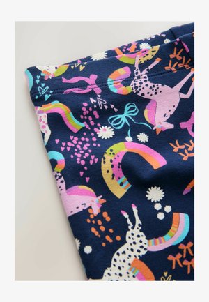 Marineblåt stof med et legende mønster af farverige regnbuer, enhjørninger, hjerter og blomster i pink, gule og blå toner.
