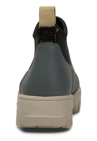 Chaussure montant jusqu'à la cheville avec un dessus synthétique noir-vert, des côtés élastiques noirs et une semelle en caoutchouc beige clair. Elle est dotée d'une languette tissée au niveau du talon.