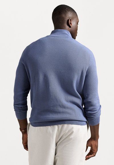 Gebreide pullover in lichtblauw, met een kraag en geribde manchetten, die een textuurpatroon laat zien. Achteraanzicht weergegeven.