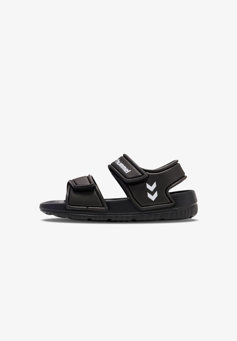 Sandales noires avec deux sangles Velcro réglables, une semelle intérieure profilée et une semelle extérieure en caoutchouc texturé. Comprend des accents de logo blanc et de chevrons.