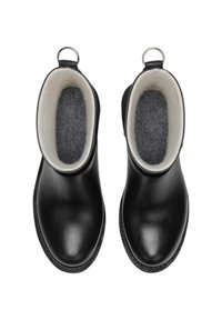 Botas negras impermeables con un exterior liso, forro de fieltro gris suave y bucles redondos para facilitar su colocación. Presentan una puntera redondeada y suela cosida.