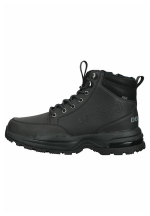 Bota de senderismo negra hecha de material sintético. Cuenta con un diseño de caña alta, cierre con cordones en la parte frontal, paneles texturizados y suelas reforzadas para mayor tracción.