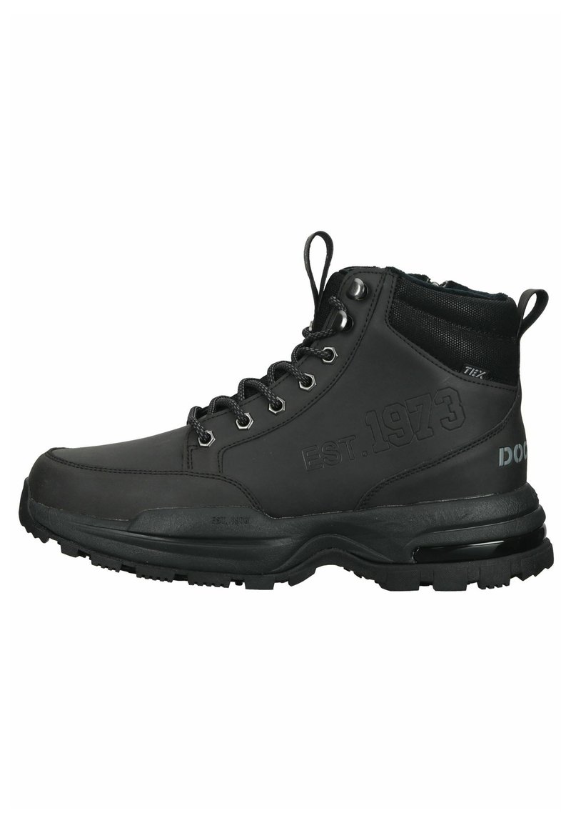 Bota de senderismo negra hecha de material sintético. Cuenta con un diseño de caña alta, cierre con cordones en la parte frontal, paneles texturizados y suelas reforzadas para mayor tracción.