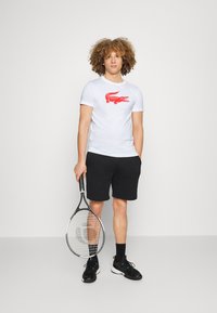 Lacoste Sport BIG LOGO - T-shirt desportiva - white/fireman