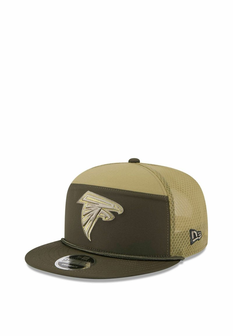 Brauner und khakifarbenes Snapback-Cap mit einem großen gestickten Logo, Netzseiten, flachem Schirm und dezenten strukturierten Akzenten.