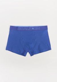 Niebieskie bokserki z miękkiego materiału, z kontrastującym fioletowym elastycznym pasem, na którym nadrukowano "KOALICJA" w jasnoniebieskim kolorze.