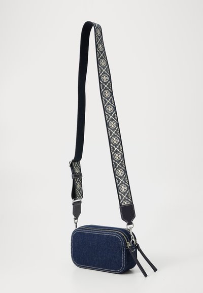 Bolso de mano de mezclilla con forma rectangular, color azul, costuras blancas en contraste y una correa ajustable con un patrón que presenta acentos oscuros.