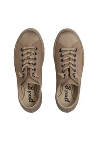 Bruna lädersneakers med rund tå och svarta snörhål. Har beige snören och en märkesinläggssula. Slät yta, lågprofil design.