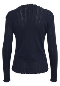 Granatowy sweter z długim rękawem, z fakturowanym wzorem w zygzak, z falbaną przy dekolcie i u dołu. Charakteryzuje się dopasowanym krojem i lekkim, dzianinowym materiałem.