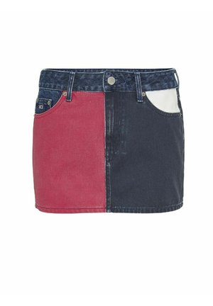Minifalda vaquera con cinturilla azul oscuro, botón y trabillas; parte frontal dividida en panel rojo a la izquierda y panel azul oscuro a la derecha con forro de bolsillo blanco.